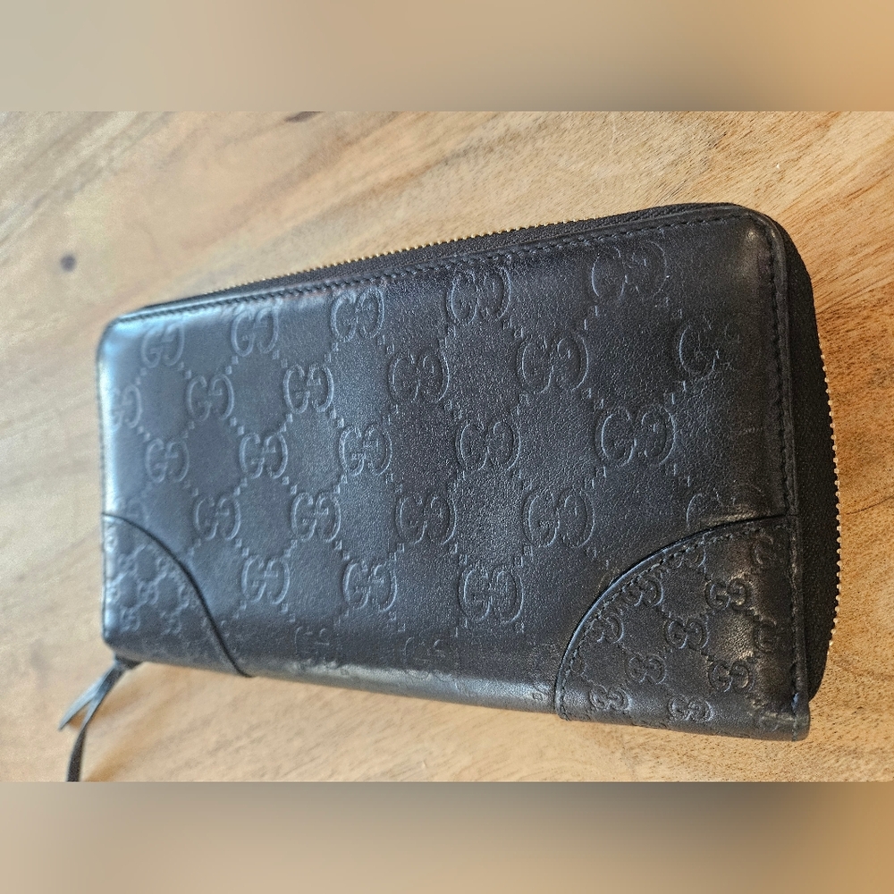 EUC GUCCI Guccissima Black Embossed Zip Wallet